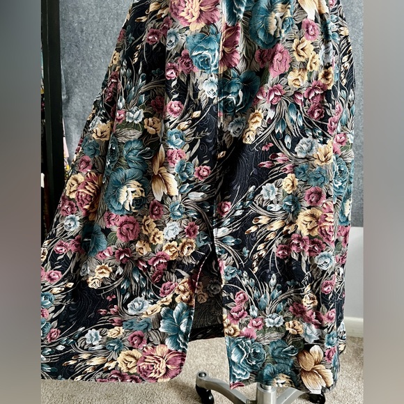 Floral Skirt with Pockets! 🌺🌻🌸 - Picture 5 of 11